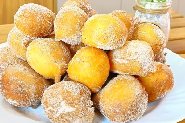 Coloquei esse ingrediente secreto na massa do bolinho de chuva e ele ficou super sequinho e saboroso