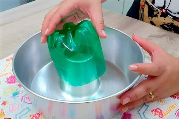 Coloquei uma garrafa pet cortada no meio da forma e fiz um maravilhoso bolo mesclado