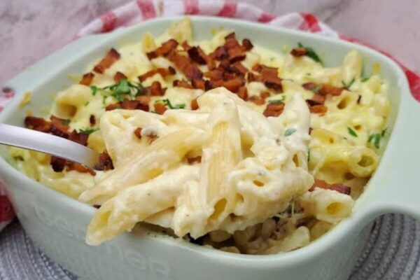 Com molho de batata: macarrão cremoso que fica de um jeito que vai te surpreender