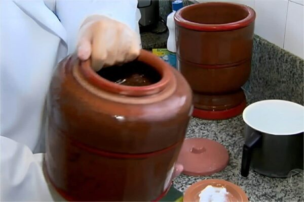 Como limpar filtro de barro para oferecer água sempre limpa e sem impurezas para toda a família