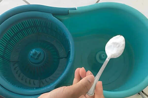 Como limpar piso velho usando apenas 4 ingredientes que você tem em casa