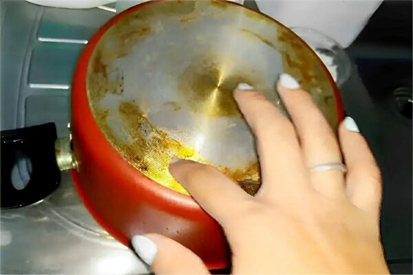 Como tirar gordura da panela usando apenas 2 ingredientes e sem se esforçar