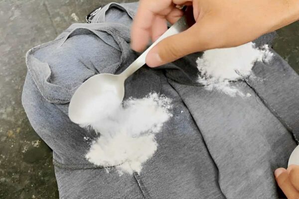 Como tirar mau cheiro nas axilas das roupas usando apenas 2 ingredientes que você tem em casa