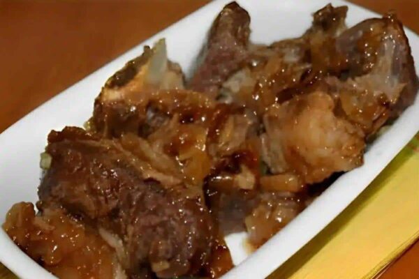 Costela assada na panela de pressão que derrete e solta do osso