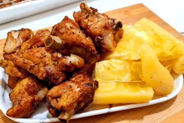 Costelinha com mandioca uma porção de lanchonete deliciosa feita na sua casa