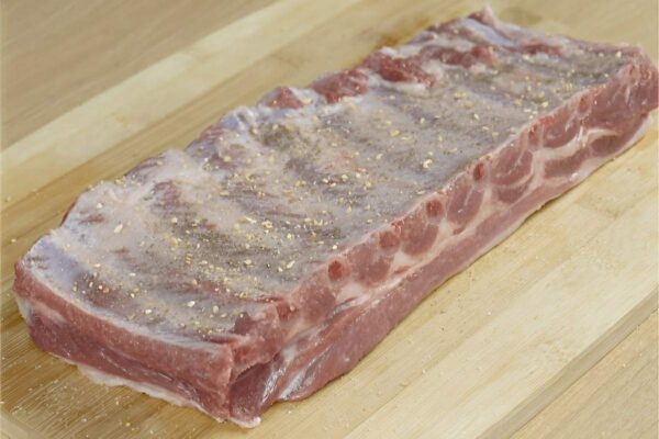 Costelinha de porco no forno com molho barbecue caseiro: o jantar perfeito para toda a família