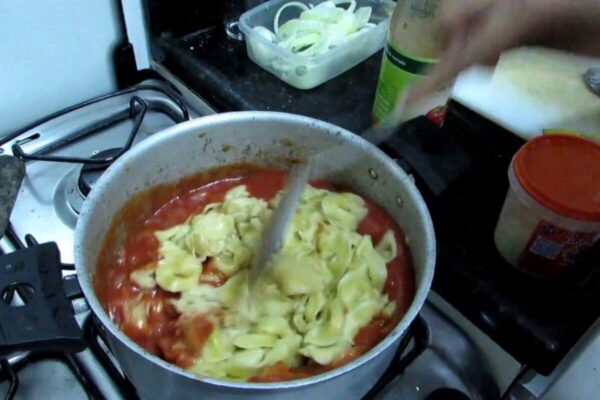 Cozinheira profissional ensina uma receita de capelete delicioso para seu almoço