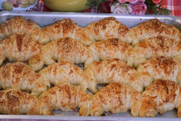 Croissant de queijo com massa perfeita igual de salgadeira profissional