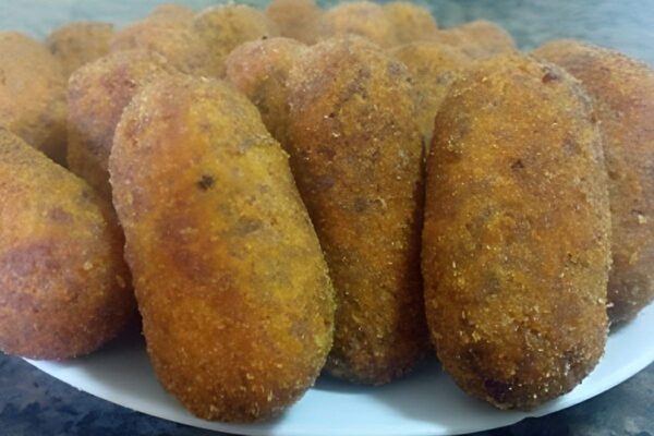 Croquete de carne delicioso e fácil de fazer para servir no lanche ou na festinha