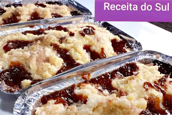 Cuca com farofa na marmita deliciosa e perfeita para levar e comer aonde quiser