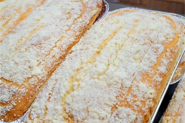 Cuca recheada de padaria que desmancha na boca perfeita para servir com chá ou café