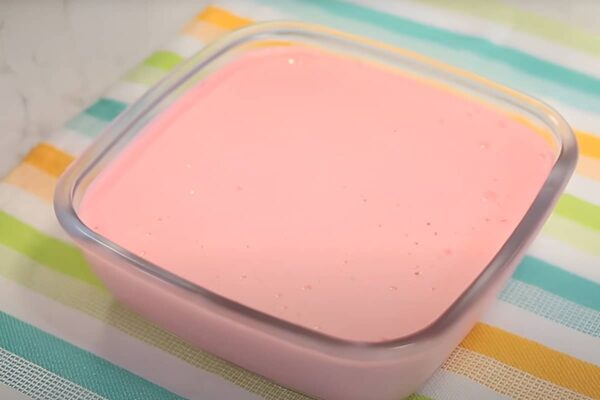 Danoninho caseiro ou mousse de morango cremoso com apenas 4 ingredientes