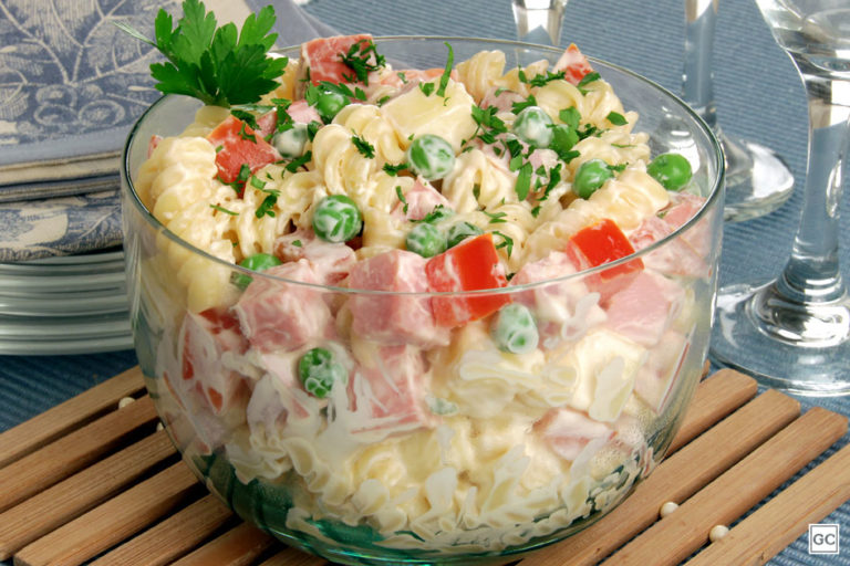 Deliciosa salada  de macarrão com frios  e legumes