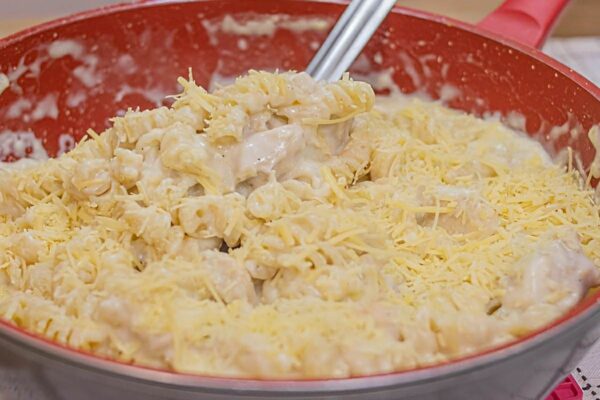 Depois que fiz esse macarrão com frango ao molho branco minha família pede toda semana