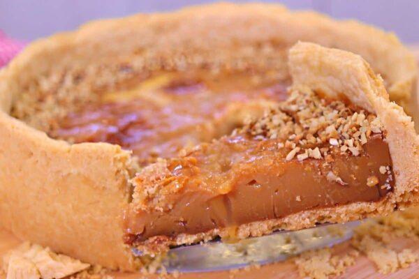 Despejei 2 caixas de leite condensado por cima da massa e fiz uma torta de doce de leite maravilhosa