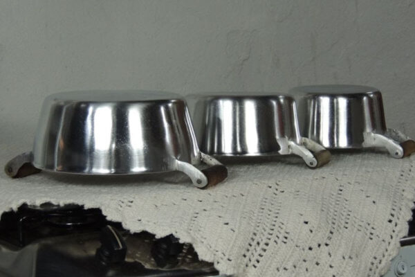 Diarista experiente ensina como arear panelas de alumínio sem esforço