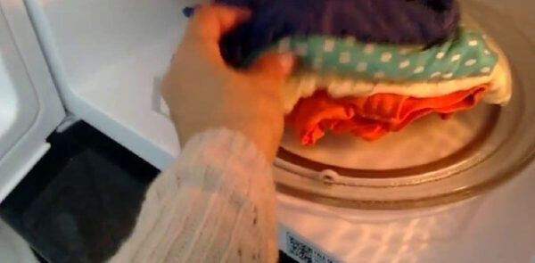 Dica sensacional de como secar roupas no microondas que vai te salvar