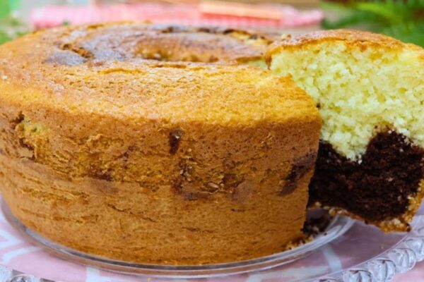 Dois sabores: bolo mesclado bem fofinho e não dá trabalho nenhum de preparar