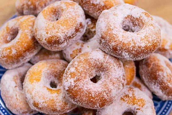Donuts caseiro simples e fáceis para servir com café quentinho