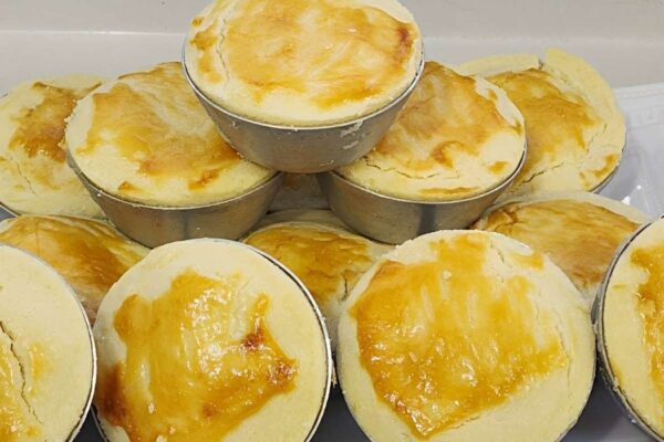 Empada de frango feita com massa de 2 ingredientes que derrete na boca