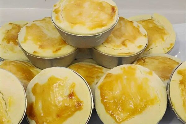 Empada de frango feita com massa quebradiça e deliciosa de apenas 2 ingredientes