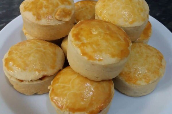 Empadinha de frango com uma massa perfeita que todo mundo quer aprender a fazer