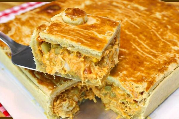 Empadão de frango cremoso e delicioso feito com massa podre de 3 ingredientes