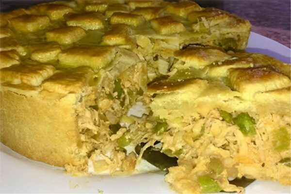 Empadão de frango feita com massa muito saborosa e que derrete na boca