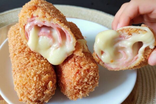 Enrolado de presunto e queijo com massa sequinha e queijo derretido que estica