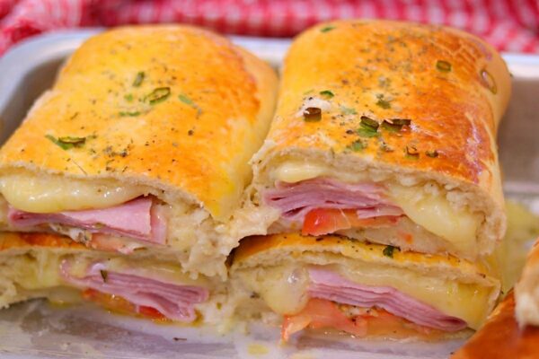 Enrolado de presunto e queijo fofinho e delicioso para o lanche de toda a família
