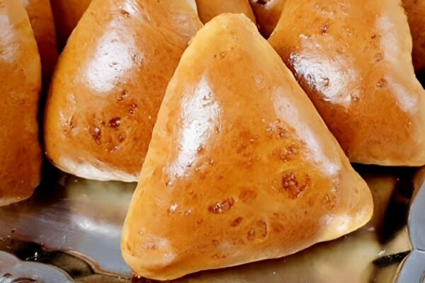 Esfirra de carne com massa fofinha e recheio bem suculento perfeita para o lanche