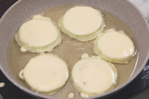Essa é a melhor receita de berinjela empanada que existe e fica uma maravilha