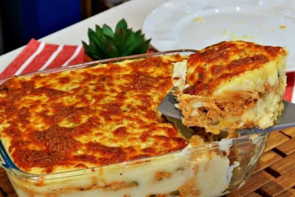 Essa com certeza é a melhor receita de escondidinho de frango que você já viu