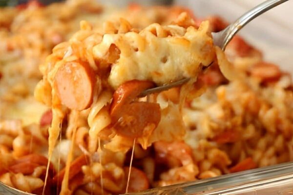 Essa macarronada de salsicha é uma opção de almoço rápido e prático que toda a família vai adorar