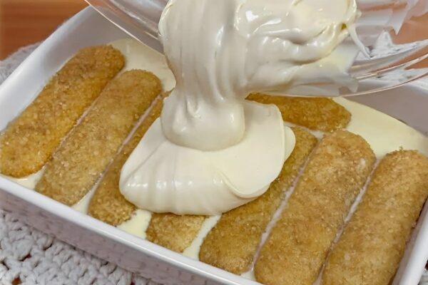 Essa sobremesa com biscoito champagne é feita com apenas 4 ingredientes e fica maravilhosa