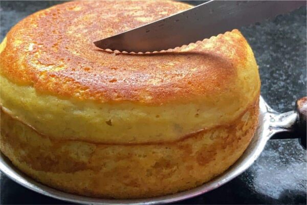 Esse bolo de frigideira não precisa de trigo nem de açúcar e é totalmente sem lactose