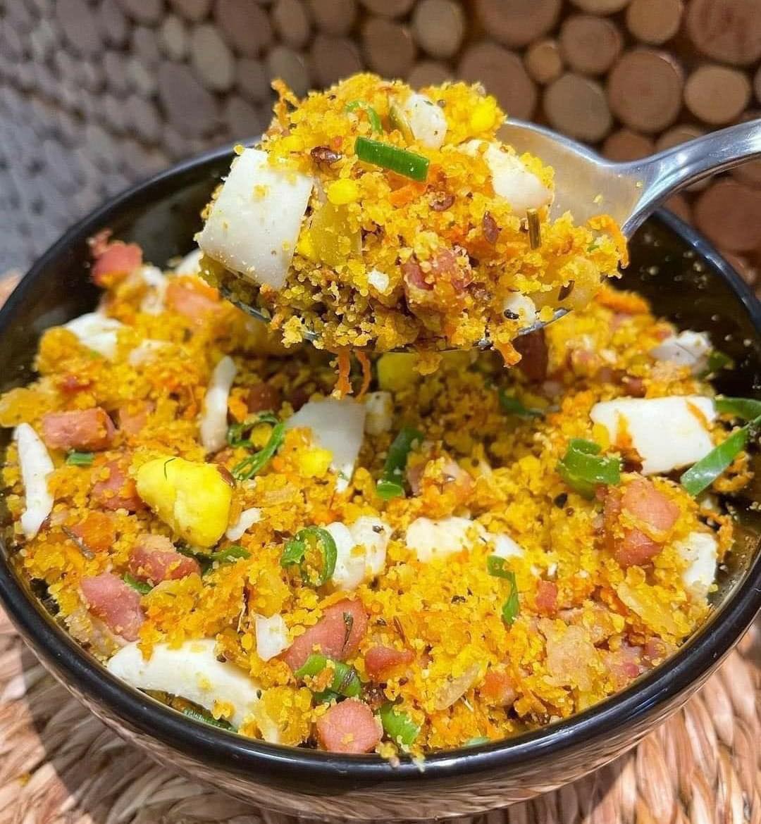 Farofa  de ovo e bacon com farinha de milho: Acompanhamento delicioso para refeição principal