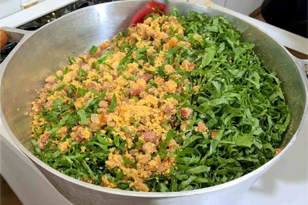 Feijão tropeiro simples e fácil de fazer para servir no almoço ou jantar