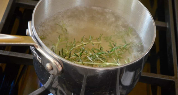 Ferva o alecrim por 10 minutos, o que acontecer resolverá um grande problema