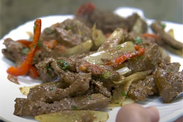 Fígado acebolado macio e saboroso para servir no almoço ou jantar