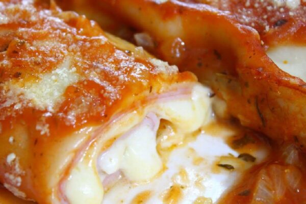 Fica pronto rapidinho e é delicioso esse canelone com massa pronta