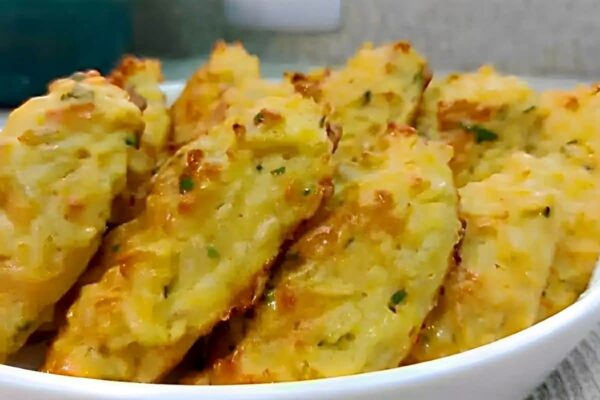 Fiz esse bolinho de arroz assado sequinho e delicioso para reaproveitar as sobras de arroz e foi um sucesso