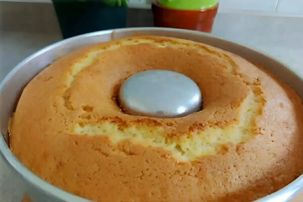Fiz esse bolo de água fofinho e delicioso para o café usando apenas 2 ovos