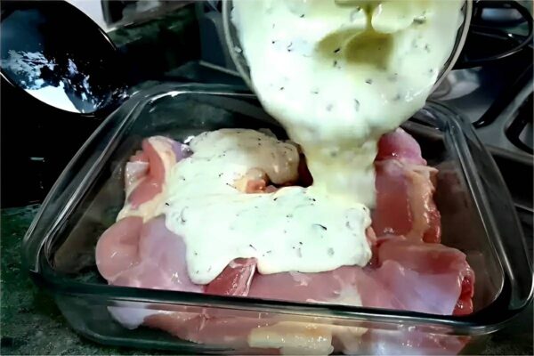 Fiz esse delicioso frango com creme de cebola no almoço que ficou tão bom que rasparam até a forma