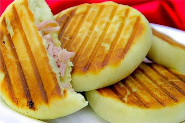 Fiz esse lanche sem forno recheado com presunto   e queijo em 5 minutinhos