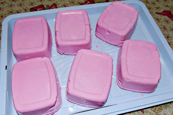 Fiz esse sabonete caseiro bem cheiroso com creme hidratante e toda a família aprovou