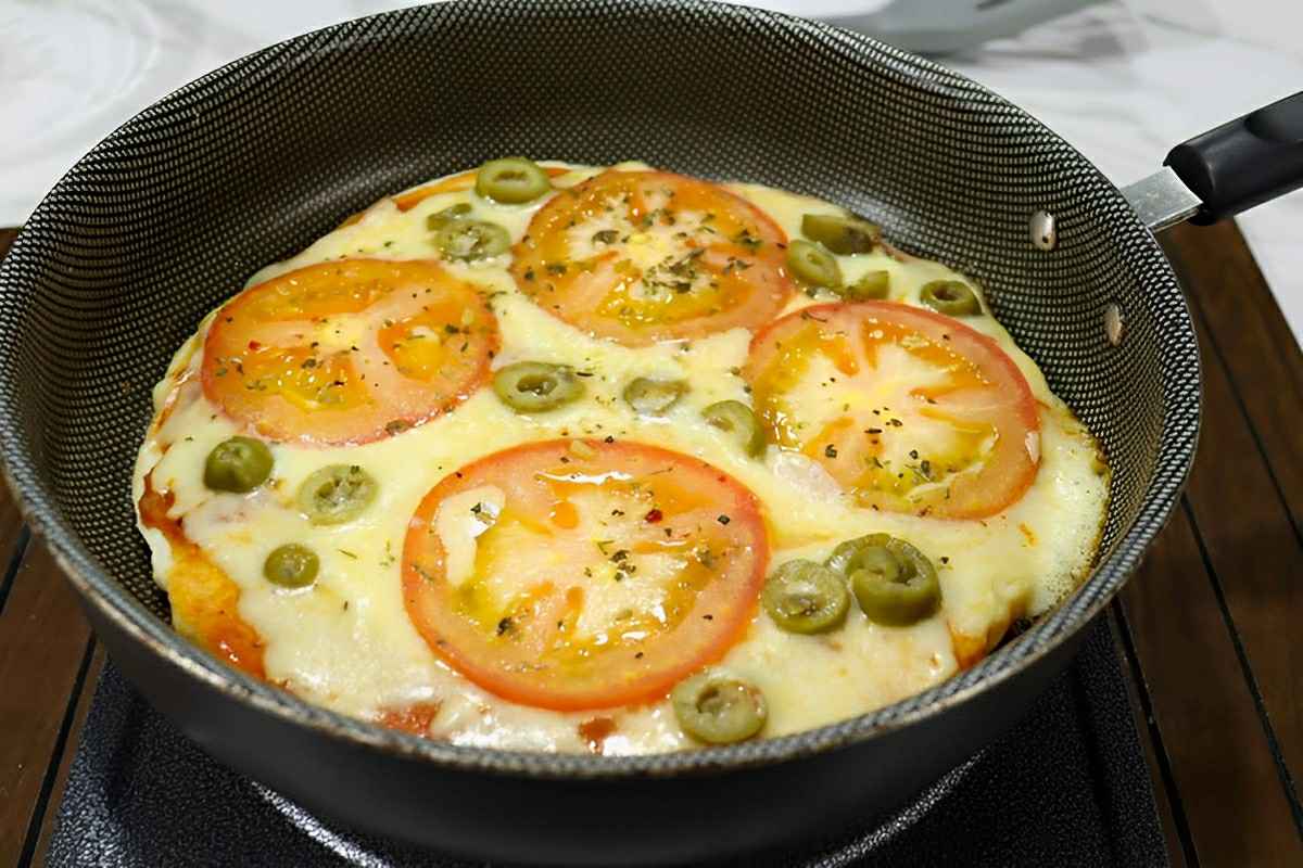 Fiz uma pizza de frigideira rapidinho sem ter trabalho nenhum e ficou uma delícia