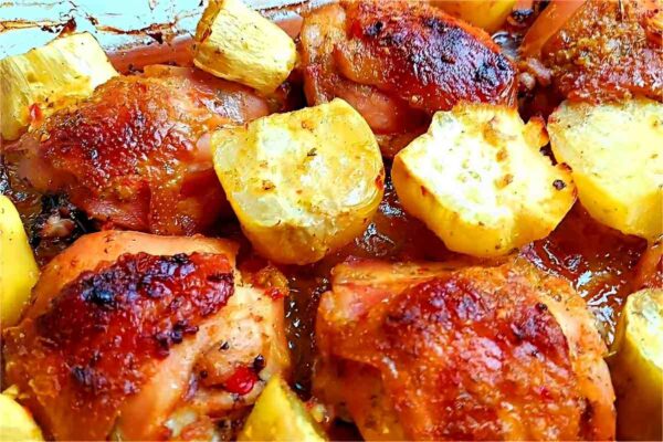 Frango assado com batatas com um segredo especial para temperar