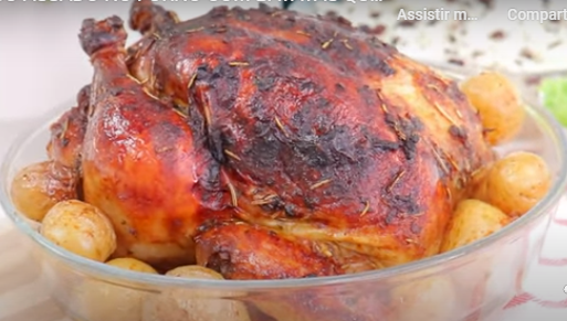 Frango assado e recheado de natal, receitinha perfeita pra você servir na refeição em família