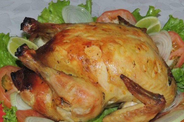 Frango assado recheado com farofa perfeito para um delicioso almoço em família